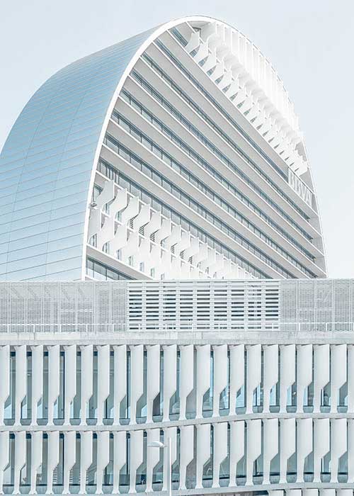 Equipe de arquitetos discutindo um projeto